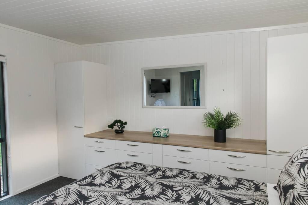Bombay Hills Modern Retreat Apartment Auckland Bagian luar foto
