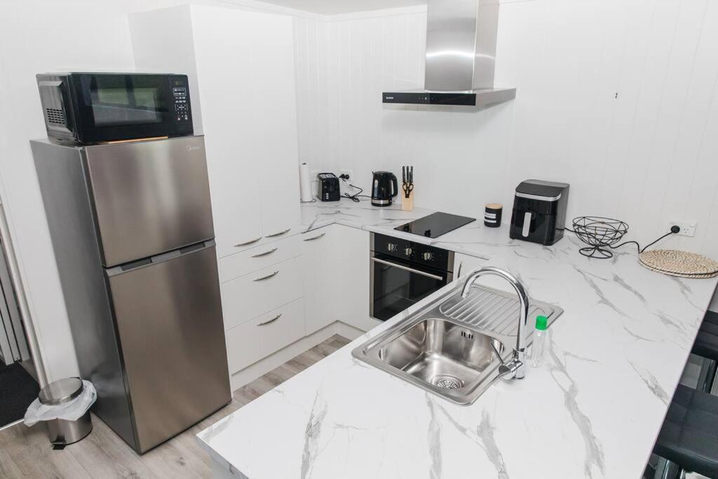 Bombay Hills Modern Retreat Apartment Auckland Bagian luar foto
