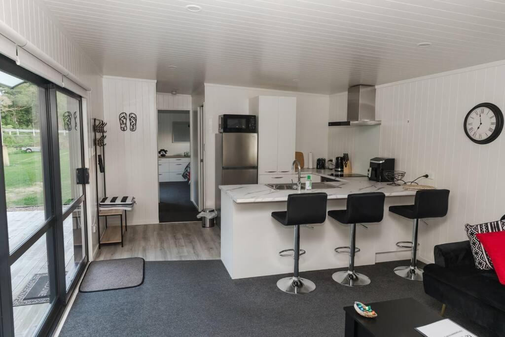 Bombay Hills Modern Retreat Apartment Auckland Bagian luar foto