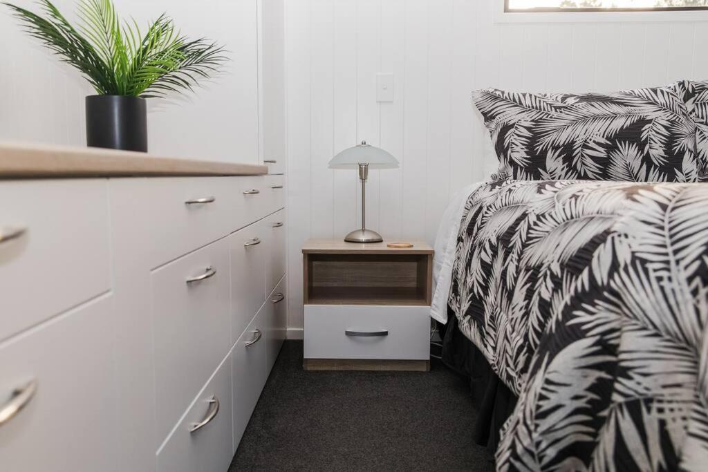Bombay Hills Modern Retreat Apartment Auckland Bagian luar foto