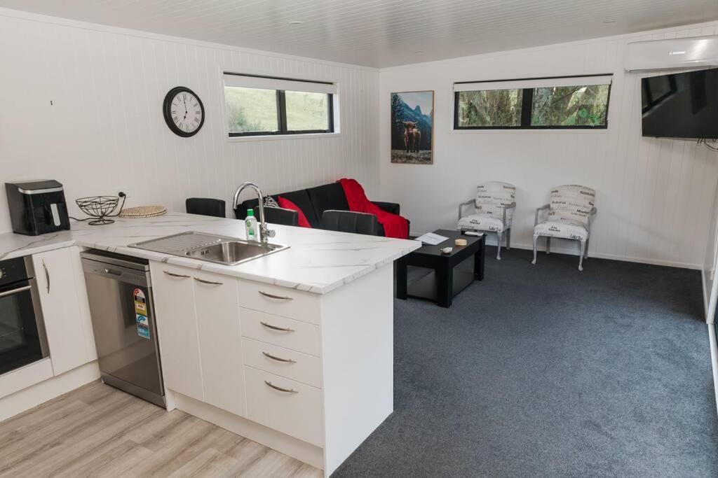 Bombay Hills Modern Retreat Apartment Auckland Bagian luar foto